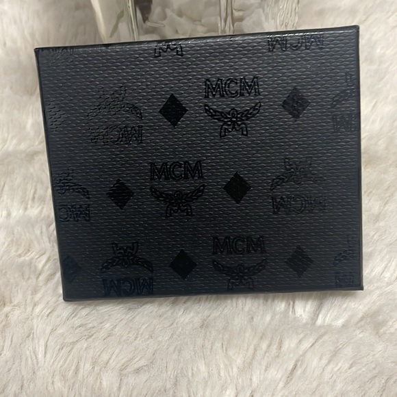 ✨ MCM Limited Edition Tobias Rehberger Cardholder✨ - Picture 10 of 11